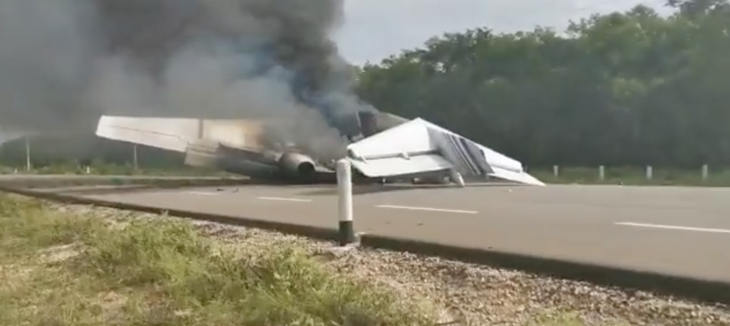 Un Avi N Cargado Toneladas De Coca Na Se Estrella En Una Carretera