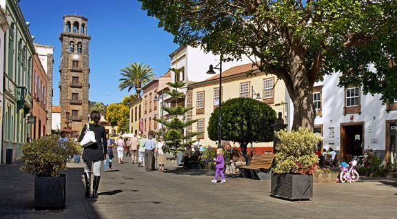 La Laguna se suma a la celebración del Día de la Juventud y hace un llamamiento a trasformar la educación