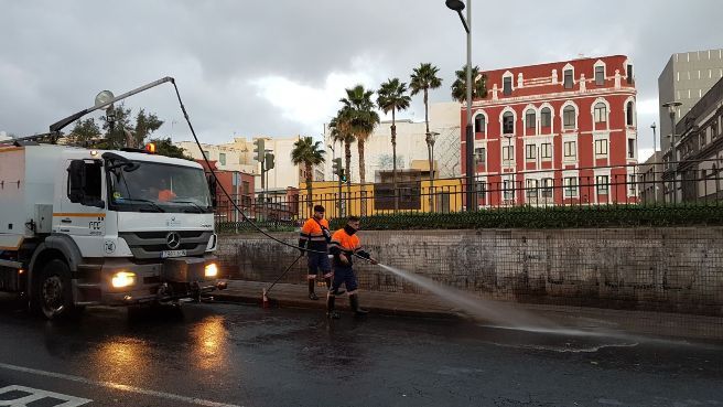 S. C. DE TENERIFE: El nuevo servicio de limpieza incorpora varias novedades de carácter integral en los barrios