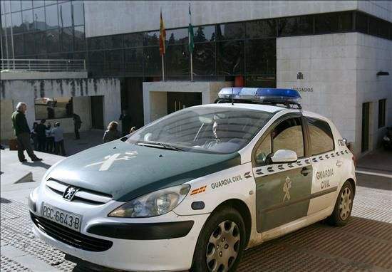 Muere un hombre al precipitarse a un patio interior en Mijas