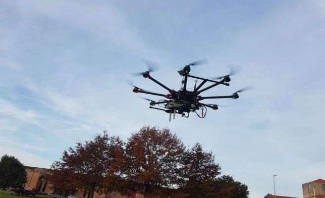 Un niño de una isla del Pacífico recibe la primera vacuna llevada por un dron