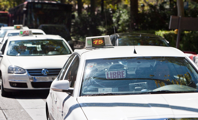 Un zaragozano hace ocho ‘sinpas’ al mismo taxista y se libra de tres años de prisión tras aceptar pagar algo más de 1.000 euros