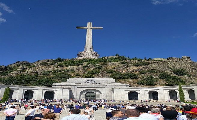 El Gobierno, satisfecho porque el Vaticano se desmarca de las críticas del nuncio a la exhumación de Franco