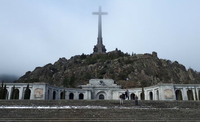 El Gobierno asegura que la exhumación de Franco sigue su curso pese a suspenderla un juzgado