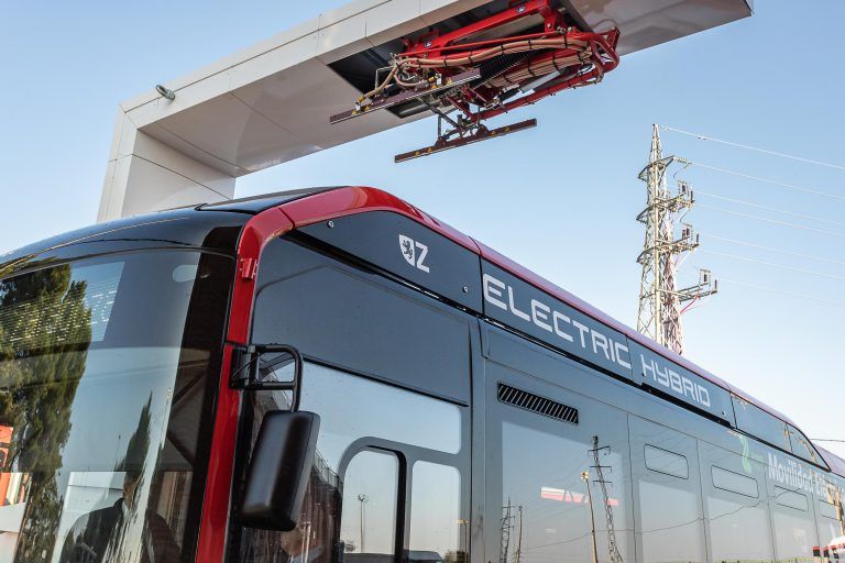 Zaragoza estrena en pruebas un nuevo bus eléctrico con carga superior