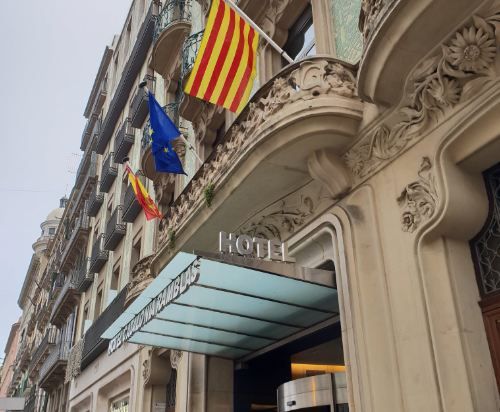 Un incendio en un hotel de Barcelona obliga al desalojo de 300 personas