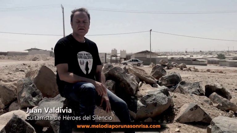 El Héroe del Silencio, Juan Valdivia, sorteará su mítica guitarra para recaudar fondos y construir un aula de musicoterapia en un campo de refugiados jordanos