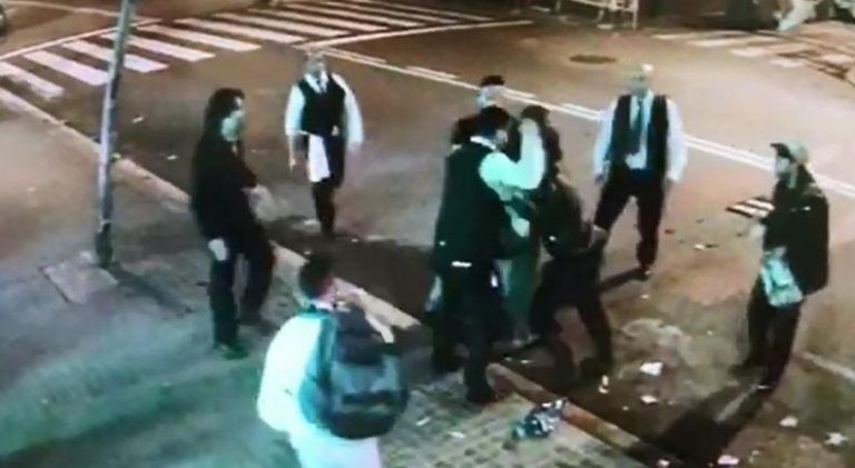 Violenta pelea entre los trabajadores de un restaurante y unos jóvenes en Barcelona