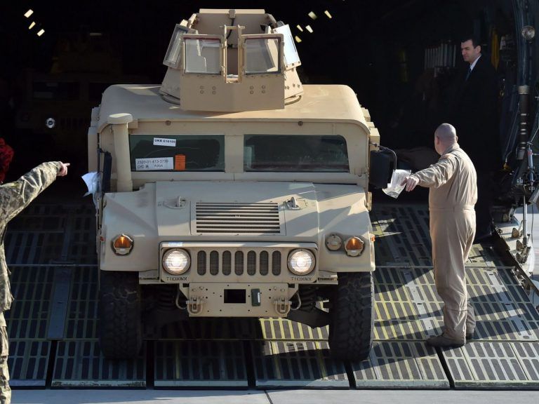 Un Humvee cae desde un avión militar y aterriza sobre el jardín de una casa