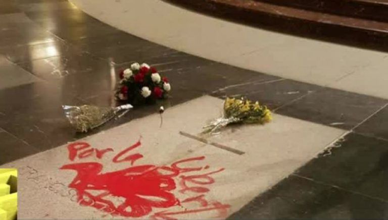 Así ha dejado un hombre la tumba de Franco tras pintarla de rojo