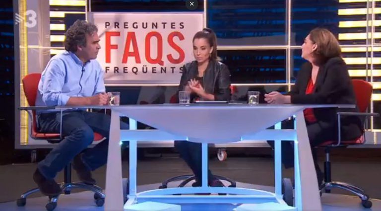 Ada Colau, obligada a hacer de traductora tras la negativa de TV3 a hacer una pregunta en castellano