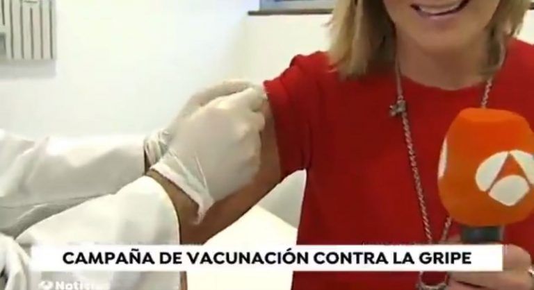 Una reportera de Antena 3 se vacuna de la gripe en pleno informativo