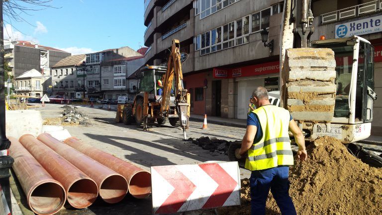 El Concello de Ponteareas acomete obras de saneamiento en la Avda de Galicia