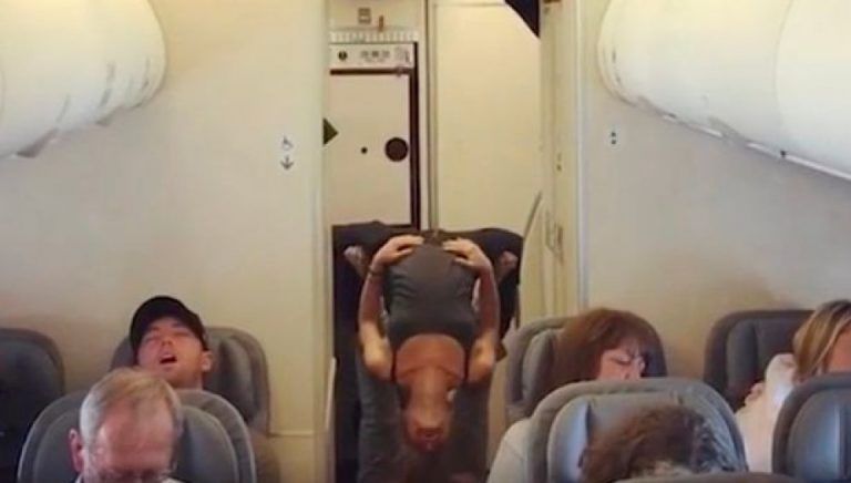 Una pareja practica complicadas posturas de yoga en pleno vuelo