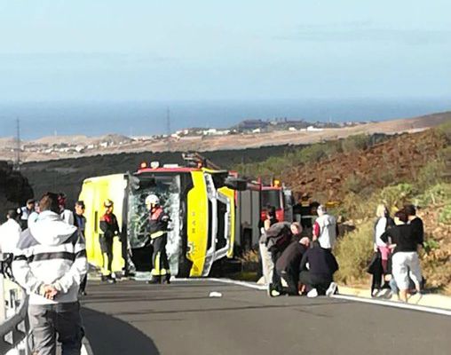Cuatro turistas heridos al volcar el minibús en el que viajaban