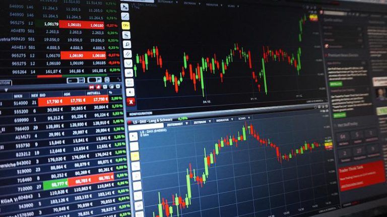 El Ibex retrocede un 0,61% y se sitúa en 8.906,20 puntos