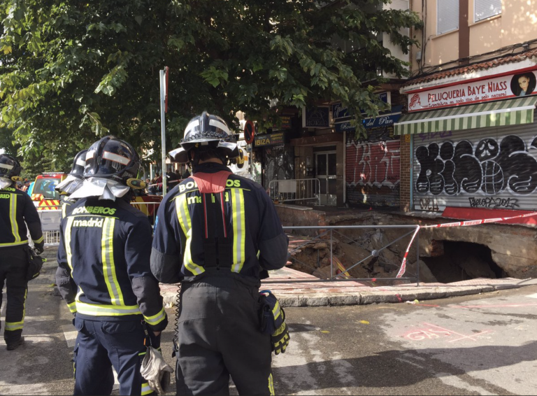 Un socavón de 30 m2 obliga a desalojar un edificio en Madrid