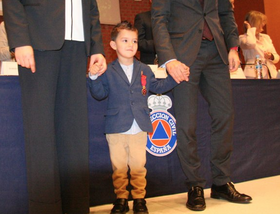 Un niño de cuatro años recibe la Medalla al mérito civil por salvar a su madre