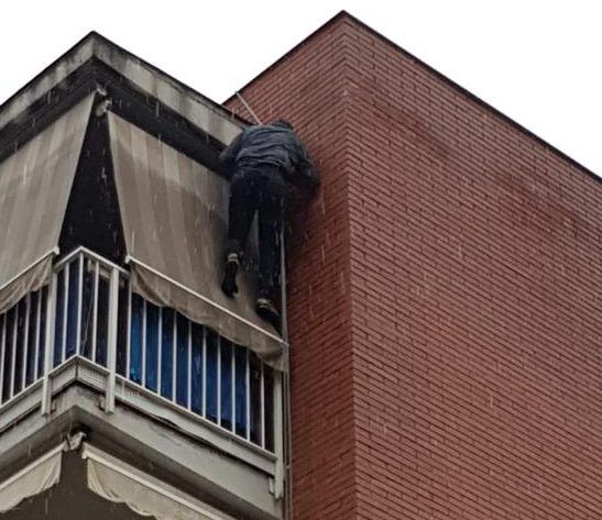 Un hombre se queda colgado de la fachada de su edificio y tiene que ser rescatado