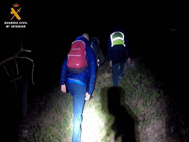 La Guardia Civil de Zaragoza, a través del Equipo de Rescate e Intervención en Montaña de Tarazona, auxilia a dos senderistas en el Moncayo a última hora de la tarde de ayer