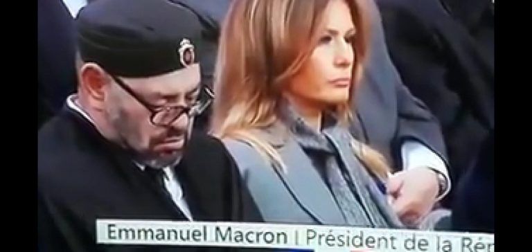 El rey de Marruecos se queda dormido tres veces durante el discurso de Macron