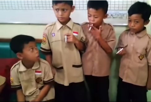 El director de una escuela indonesia castiga a los alumnos a fumar un paquete de tabaco