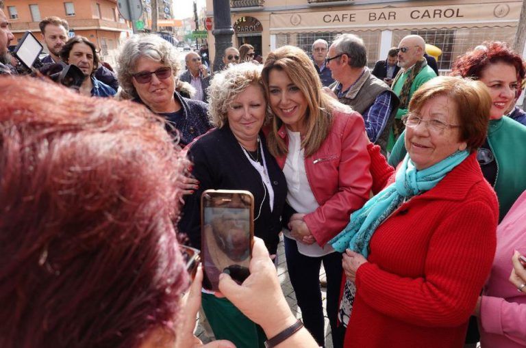 Susana Díaz fleta autobuses contra la investidura de Juanma Moreno y el PP lo tilda de ‘escrache’