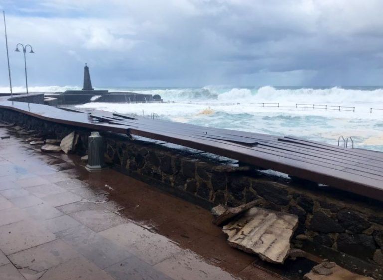 Lo peor del temporal: olas gigantes arrancan balcones en Canarias