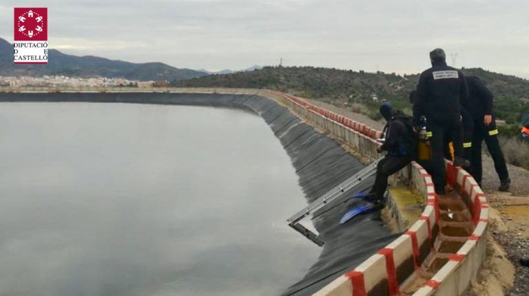 Muere un cazador al tratar de salvar a sus perros que cayeron en una balsa