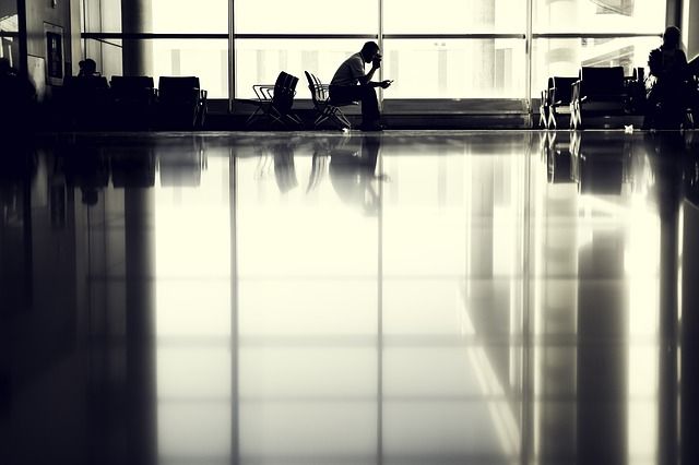 Abandona a su padre, enfermo de alzheimer, metiéndole en un avión