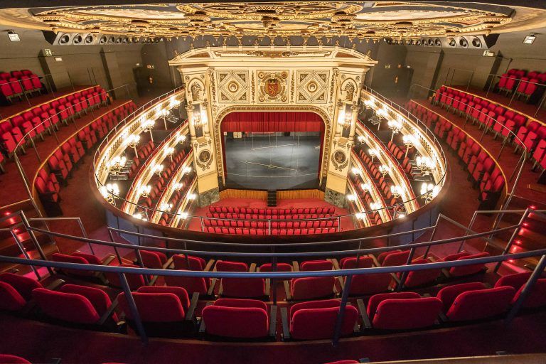 El anfiteatro del Teatro Principal de Zaragoza se abre al público con nuevos asientos
