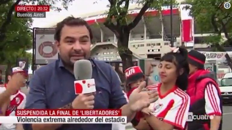 Así fue la bochornosa conexión en directo de un reportero de Cuatro: «Estamos aquí con algunas hermosuras… por favor, acércate un poquito»