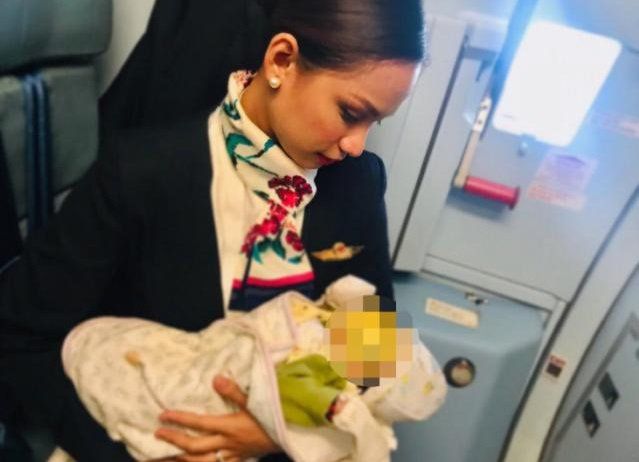 Viral: una azafata amamanta al bebé de una pasajera en pleno vuelo