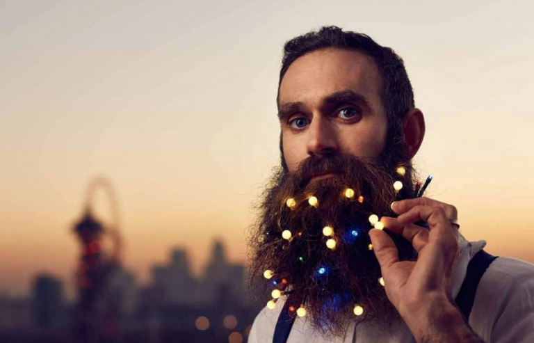 La última moda: luces de Navidad para barbas pobladas