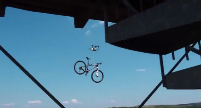 Les roban una bicicleta utilizando un dron