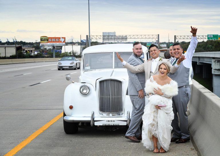 La avería de un coche de época obliga a una pareja recién casada a hacerse las fotos de la boda en plena autopista