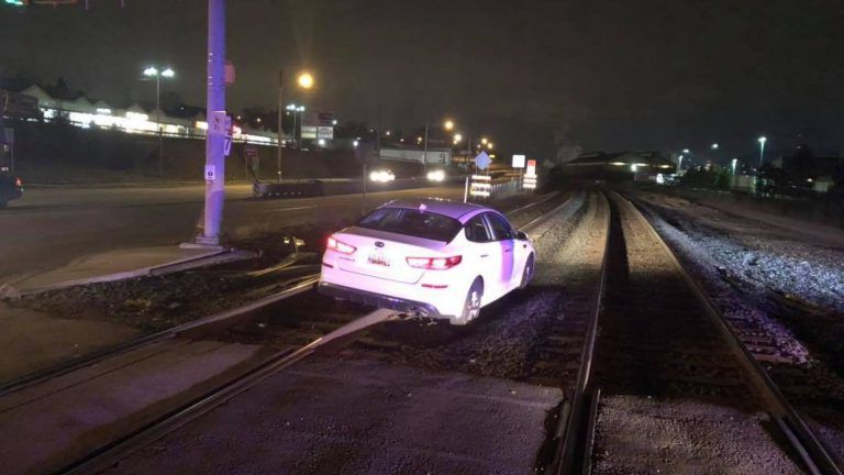 Una mujer multada tras conducir por las vías del tren: «el GPS me indicó seguir este camino»