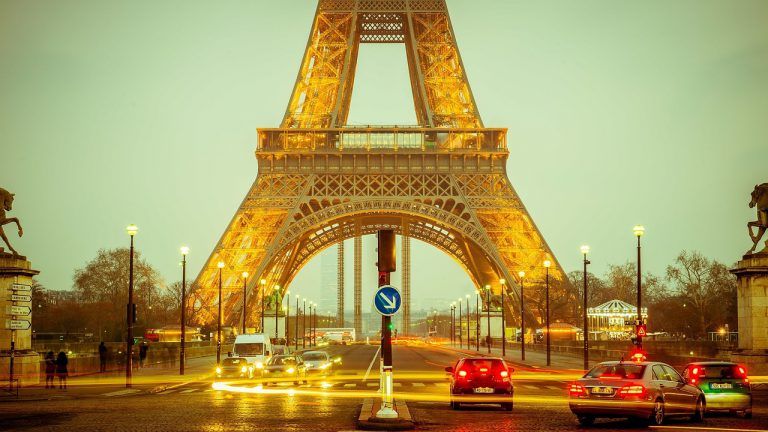 A subasta un trozo de la Torre Eiffel de París