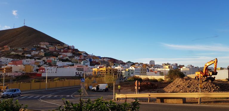 S. Mª. DE GUÍA: El Ayuntamiento inicia la mejora del trazado de la vía de acceso a La Atalaya y la creación de 109 plazas de aparcamiento junto al Parque Urbano del Bardo