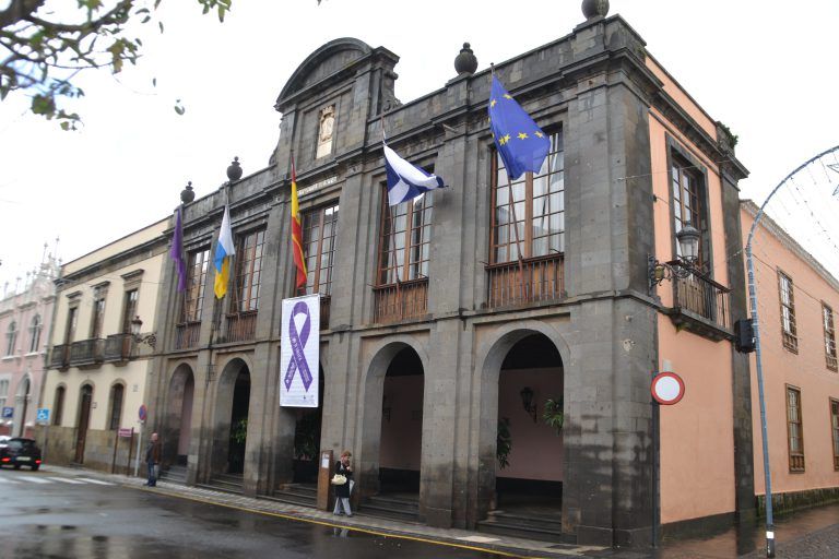 LA LAGUNA: La fachada del Ayuntamiento exhibe un gran lazo violeta que reivindica la eliminación de la violencia contra las mujeres