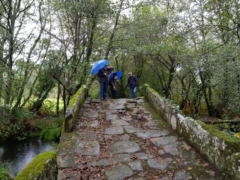 Miguel Domínguez supervisa junto con los técnicos de Patrimonio de la Xunta de Galicia los trabajos a realizar en el puente medieval de Noceifas