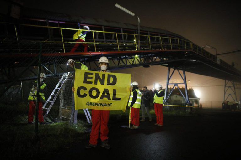 La última protesta de Greenpeace: escala una central térmica en A Coruña