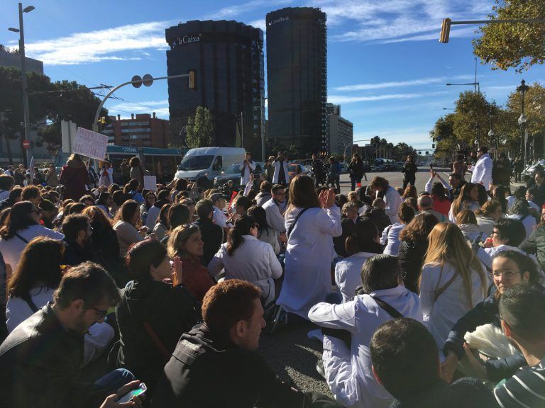 Los médicos catalanes se manifiestan a ritmo de ‘Despacito’