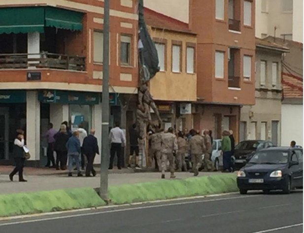 Un paracaidista inconsciente cae sobre unas viviendas en Murcia