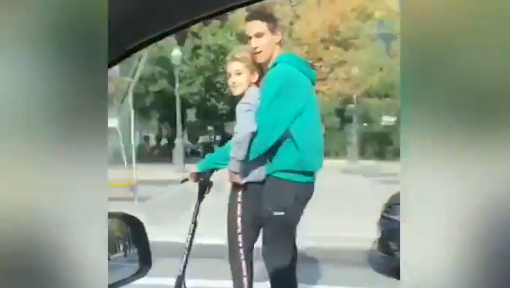 Una pareja ‘cazada’ circulando a más de 80 Km/h por una calle de Barcelona…¡en patinete!