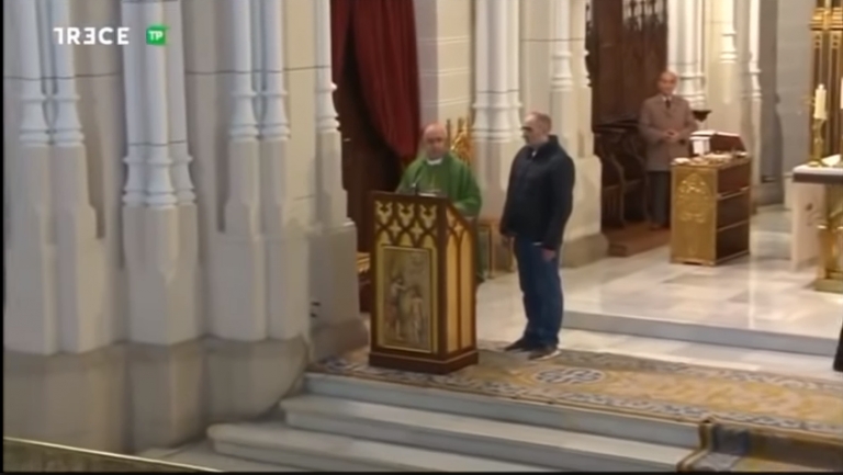 «Hola soy Luis Enrique y soy la reencarnación»: un hombre se cuela en directo en la misa de 13TV