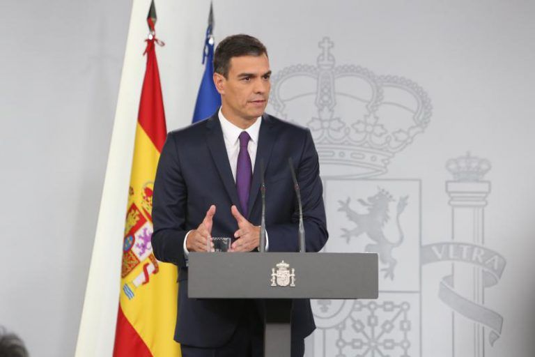 Sánchez cambia la ley: «Nunca más los españoles pagarán el impuesto, lo pagará la banca»