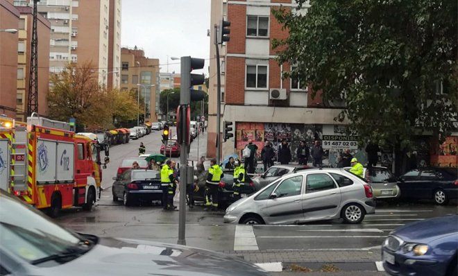 Un coche se queda encajado en un nuevo socavón en Madrid