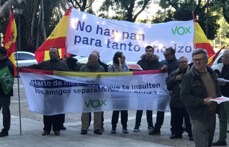 Simpatizantes de Vox reciben a Chaves y Griñán en los juzgados de Sevilla con bandejas de chorizo