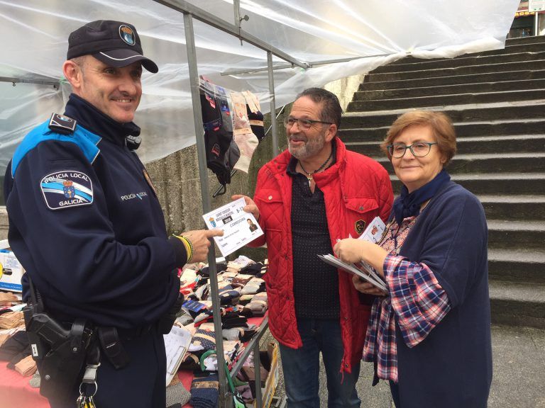 Hoy comenzó la entrega de los carnés a los vendedores ambulantes del mercado semanal